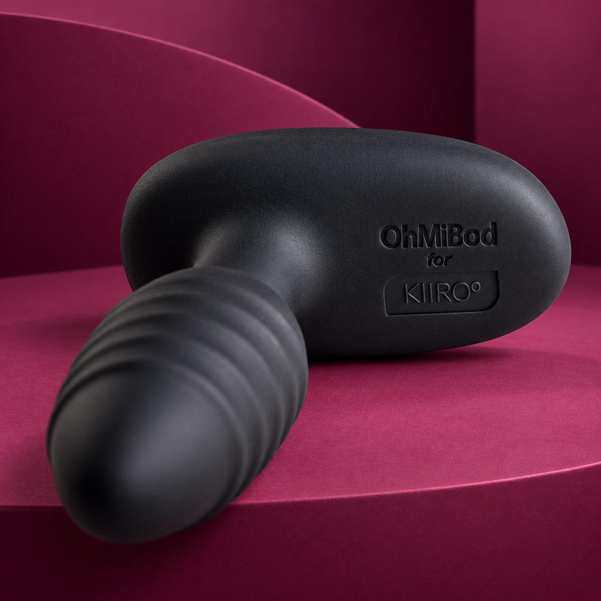 Kiiroo Lumen reverse branding and ribbed neck on red geometric background