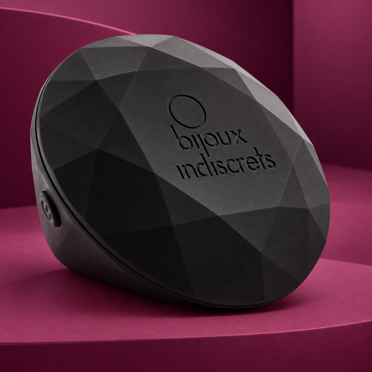 Bijoux Indiscrets Twenty One Diamond close-up of faceted finish and molded logo