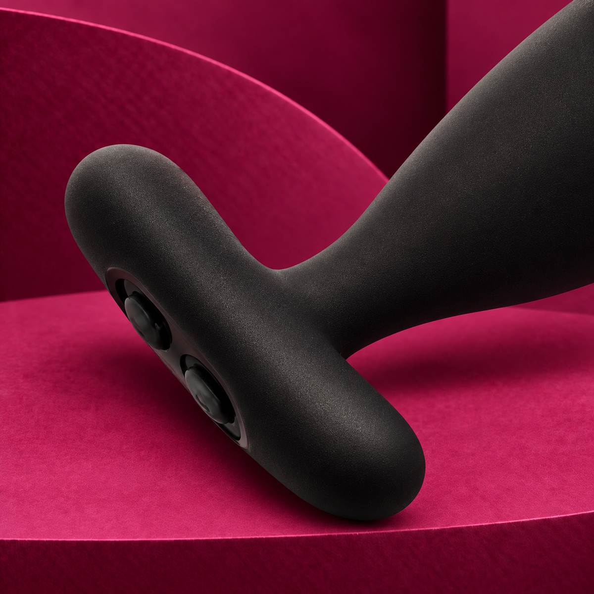 JE Joue Vesta Vibrating Anal Plug, Black — detail view