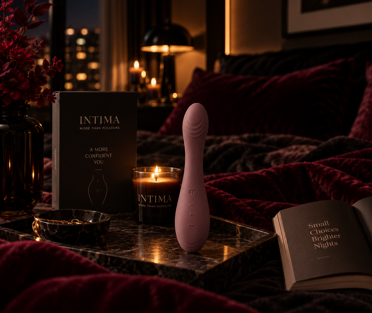 Ružičasti vibrator pored INTIMA kutije na stolu.
